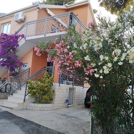 Holiday Home Milenka Рогозница Экстерьер фото