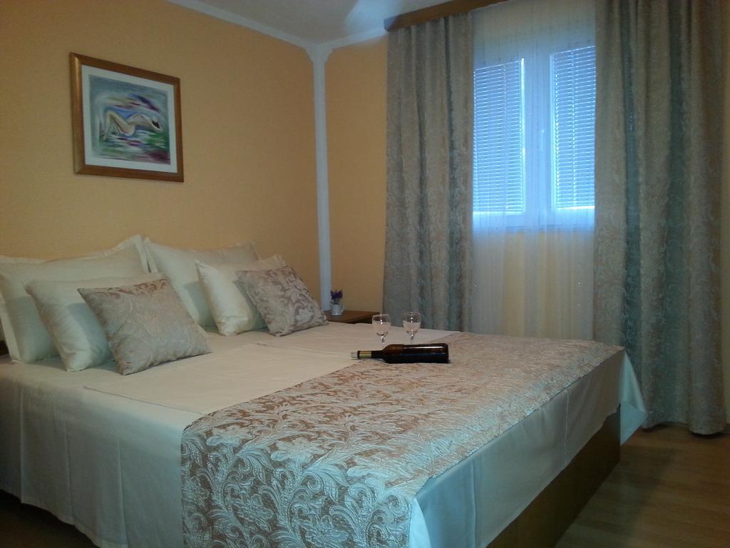Holiday Home Milenka Рогозница Экстерьер фото